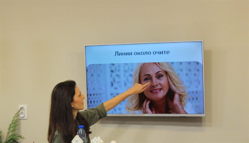 Елина Божимирова показва линиите около очите на слайд